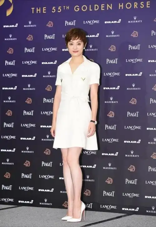 孙俪这次下真功夫了穿翻领小白裙配10公分高跟鞋气质出众