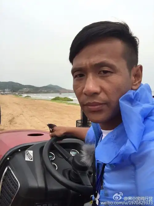 宋小宝微博晒照,"大家不用担心了,我被鹿晗撕了"