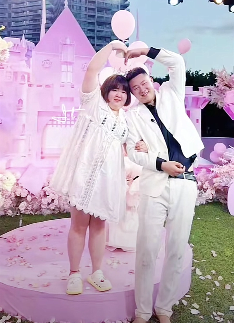 204斤女网红"大萌"被求婚成功,男友一米九送上深情一吻_白小白_师父