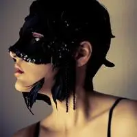 她们戴着面具你还能认出来吗_戴面具的女生头像