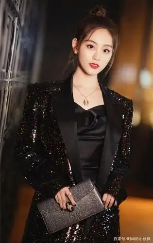 祝绪丹用一件钉珠西装配上盘发就将清新女神气场完美展现.