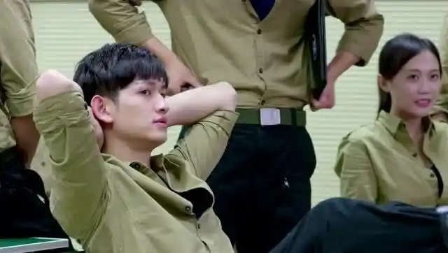 麻辣变形计:小迪化身麻辣教官,结果正牌教官真的来教室了