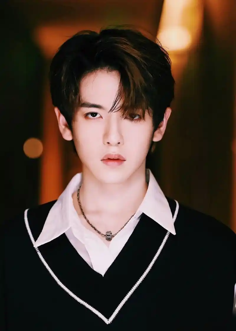 胡春杨神仙颜值鲨  光影交错下的俊朗少年,通透的眼睛里道不出的深邃