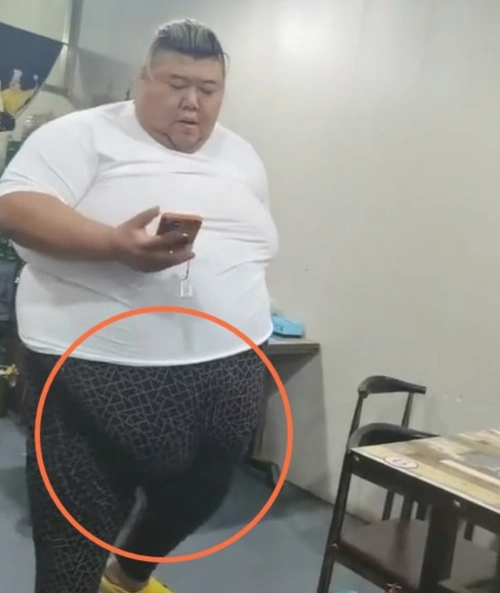 600斤胖猴仔直播换造型首次开美颜瘦脸眼神迷离状态差