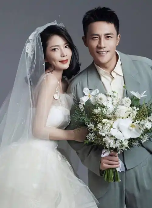 杜淳和老婆补拍婚纱照,王灿近况穿婚纱苗条十足,"上镜脸"不输女明星