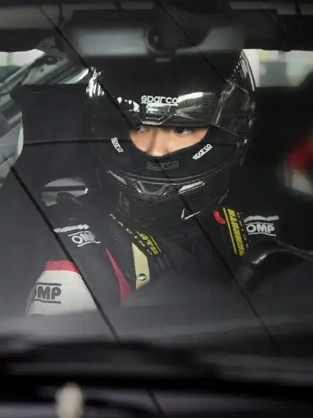 赛车手上线!吴亦凡解锁新身份 穿赛车服酷飒有型