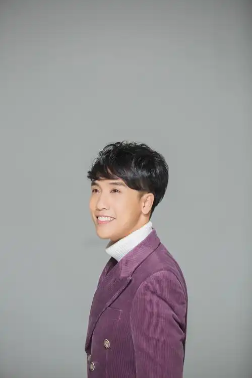 p>陈乐基(rocky chan),1985年4月16日出生于中国香港,中国香港男歌手