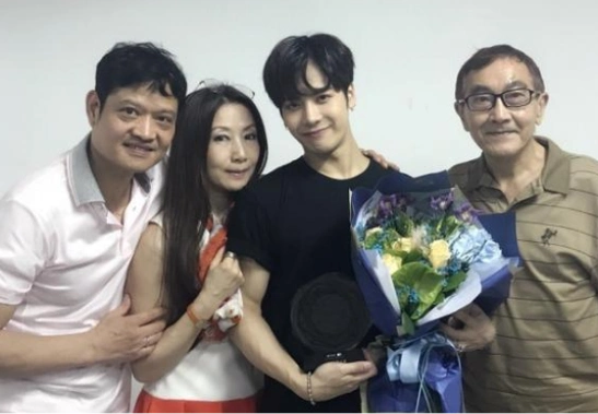 外网爆火被称内娱男菩萨30岁的王嘉尔究竟有什么魅力