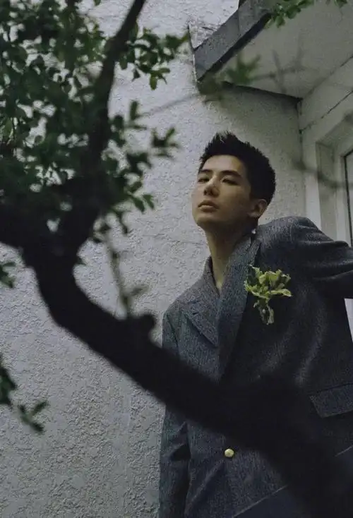 王安宇寸头造型酷帅写真大片