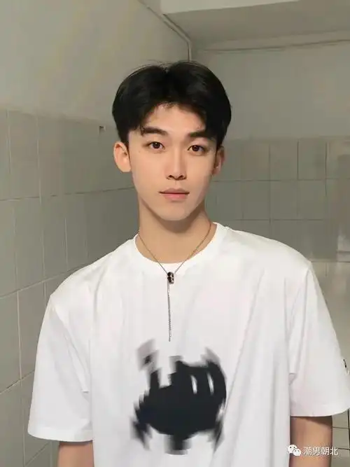 170cm男生别留"锅盖头"了,剪这3款发型,帅气又显高