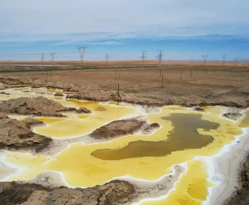 大西北唯一的硫磺湖 大西北青甘环线目前 唯一未干枯的黄色硫磺湖.