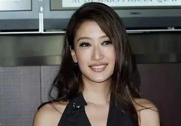 香港女星谢婷婷状态冻龄,定居国外秘密产女,孩子生父至今成谜_外界