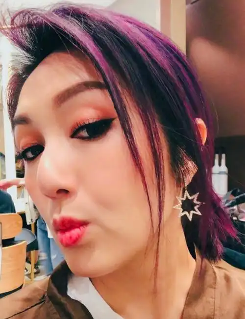 杨千嬅开工照秀招牌紫发 妆容精致调皮嘟嘴状态佳