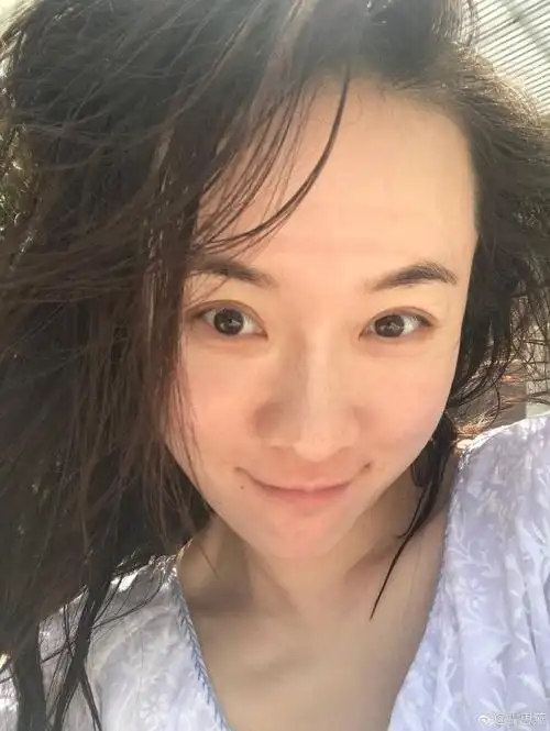 霍思燕这是真素颜吧,感觉就是手机前置,不加滤镜.