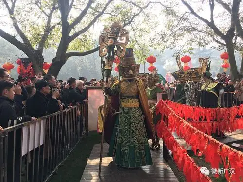选取生长在三星堆祭祀台旁的大叶榕树作为祈福神树,由大祭司率蜀王,蜀