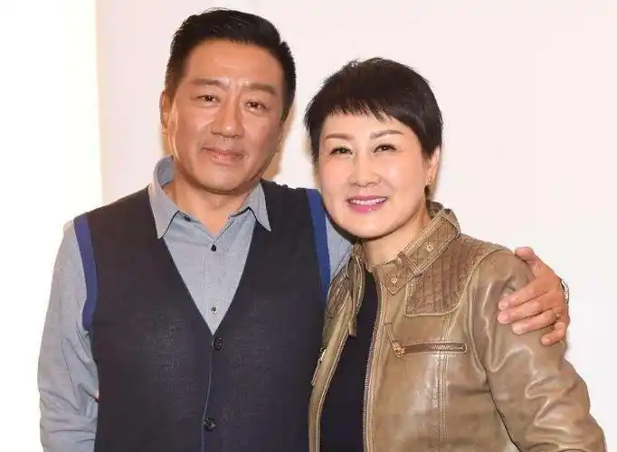 原创 她凭《渴望》一举成名,在事业巅峰时嫁粉丝,今58岁与女儿似姐妹