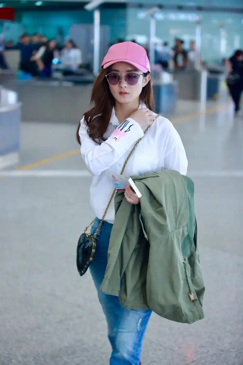 穿着白衬衫和牛仔裤的赵丽颖,看起来简单舒适!心形的包包,挺特别的!