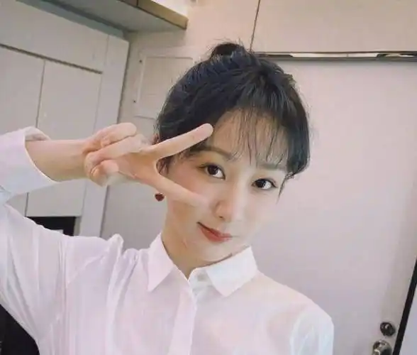 杨紫"长相思"路透,多位助理撑伞排场大,穿浅绿服装遭网友吐槽_衣服