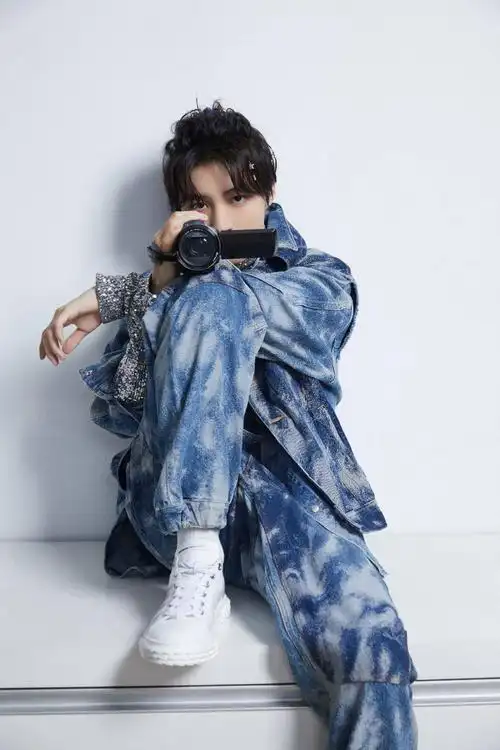 工作室分享王俊凯七周年演唱会look,扎染牛仔的酷boy上线!