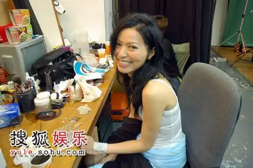 正忙于拍摄新剧《和味情浓》的滕丽名,日前更替丰胸公司拍摄丰胸广告.