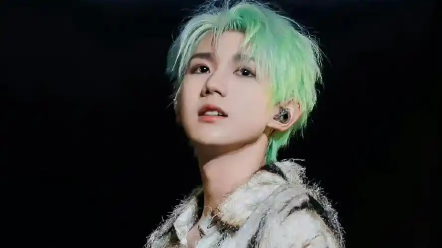 王源就这么跟自己的头发过不去吗?漂的都已经滋毛了!