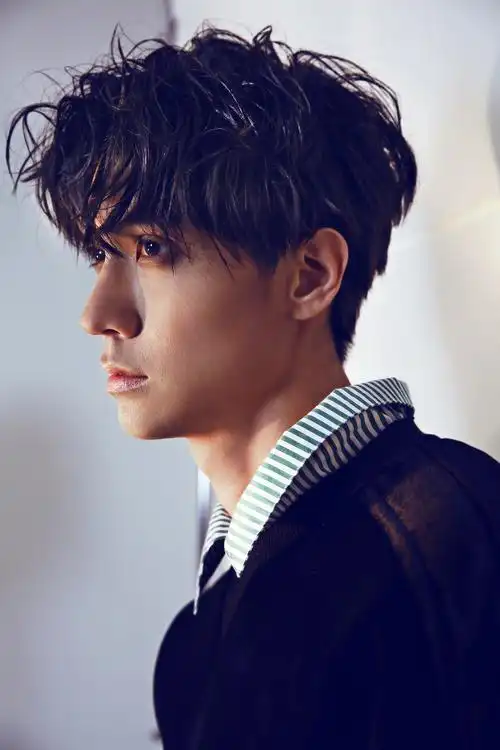 任言恺梦幻迷离写真曝光冷峻优雅中住着江湖侠客