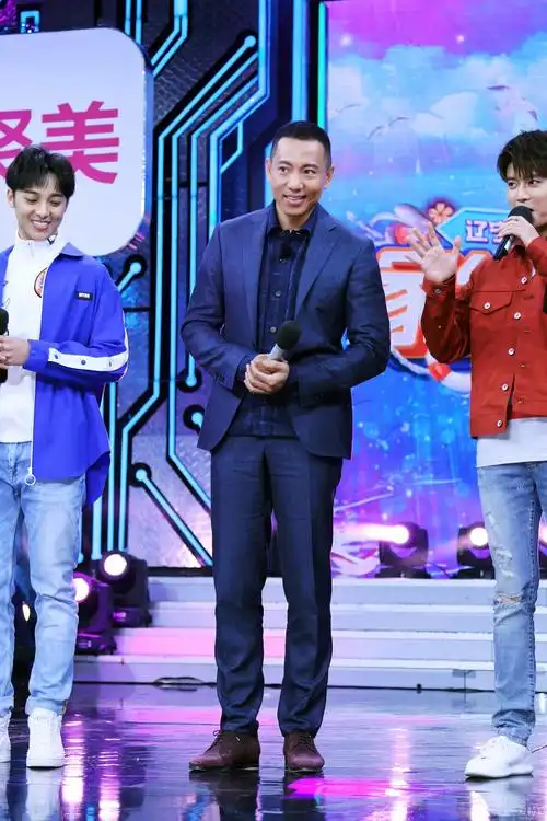 谷智鑫做客《天天向上》 现场"吃瓜"游戏两不误