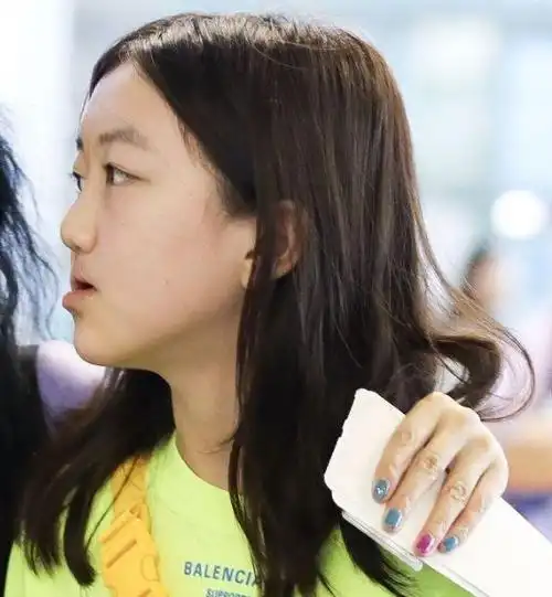 17岁李嫣晒艺术照持笔挡唇不自信嘴成地包天貌似女版李亚鹏