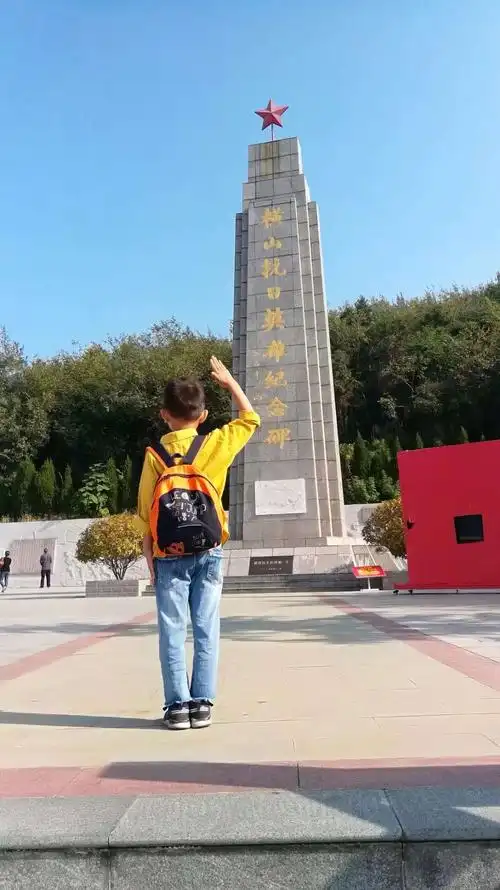 向替我们负重前行的英烈们敬礼!