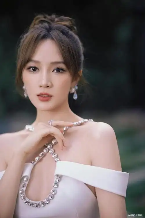 高贵冷艳孟佳|料子|窗外|美女_网易订阅