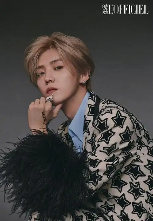 鹿晗金色卷毛造型帅出圈贵气又时尚少年感满满