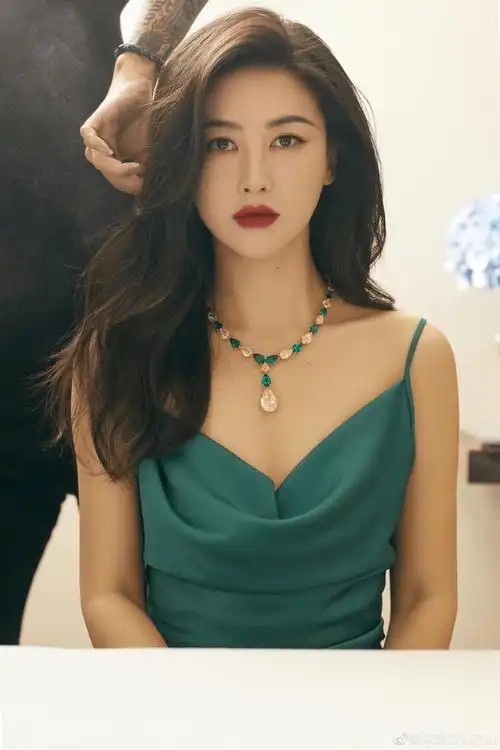 朱珠穿老公衬衫秀恩爱,产后身材恢复迅速,笑容甜美身姿曼妙_照片_镜头