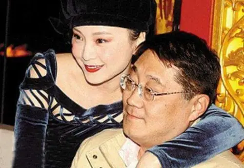 凭黄土高坡一炮走红后因诈骗罪病逝狱中小14岁妻子苦等