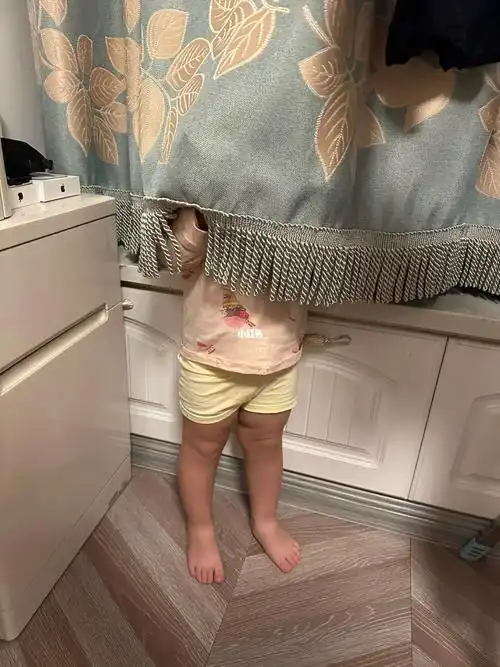 小朋友掩耳盗铃式躲猫猫