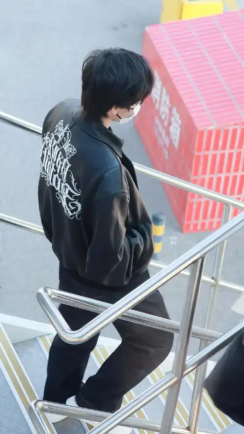 宋亚轩机场黑色皮衣顺毛造型路透##宋亚轩机场黑色皮衣外套造型路