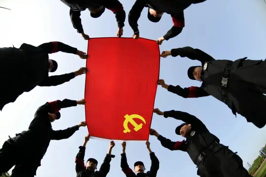 我与党旗合个影丨一面旗帜映初心一颗警心永向党