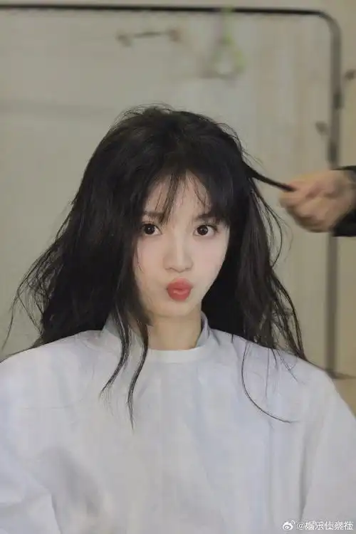 田曦薇嘟嘴好萌#  哈哈哈哈,被这样的田曦薇萌到了,嘟嘟嘴也太可爱了