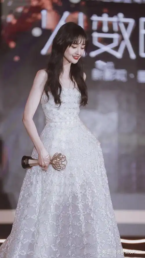 郑爽这双漫画腿,不知该心疼还是羡慕,不过这样打扮确实好可爱啊