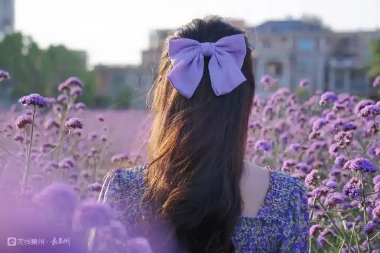 面对镜紧张的朋友,可以拍背影或者侧脸,也非常有意境.