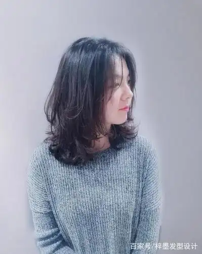 中发烫发发型,卷度适中,发量合理去除.