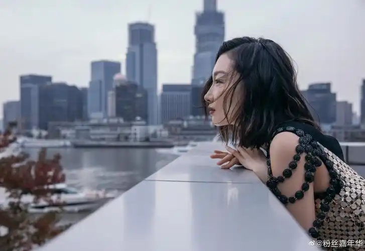 周冬雨看秀look释出,金光闪烁的珠饰缀身,近看如星如芒