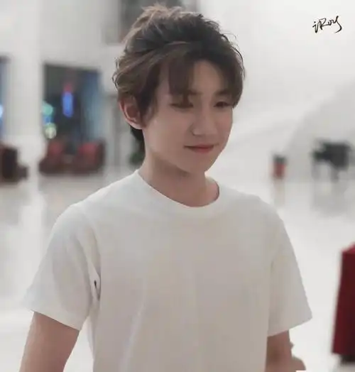 王源扎小辫近照,头发长得太快了,连后脑勺都可爱得冒泡!