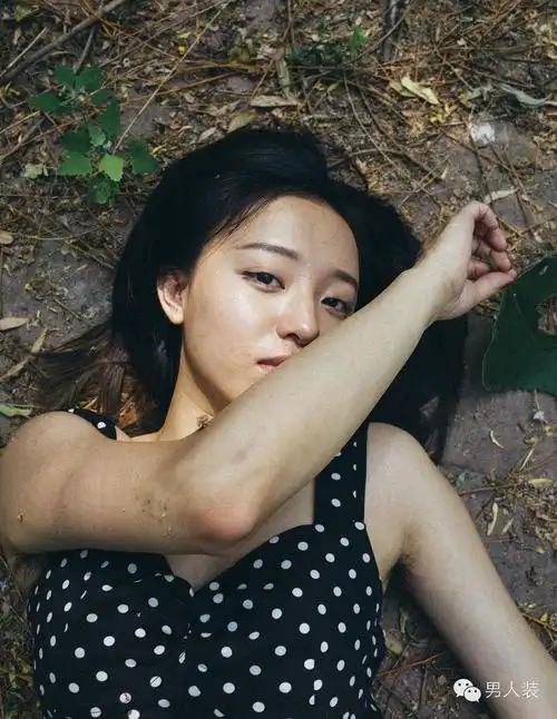 我们拍了一群留腋毛的女孩儿