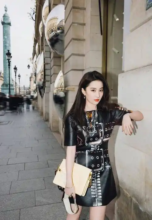 海外行程好多啊,姐姐玩得开心哦","很难不怀疑自己活在一部以刘亦菲为