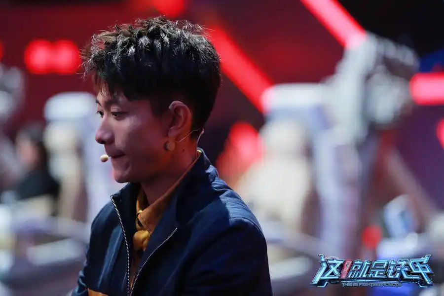 张一山面色凝重张一山全神贯注观看铁甲格斗张一山安慰失利战队小选手