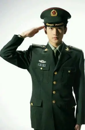 第7名:张若昀 人家那身材天生就是为制服而生的 第6名:李钟硕 李钟