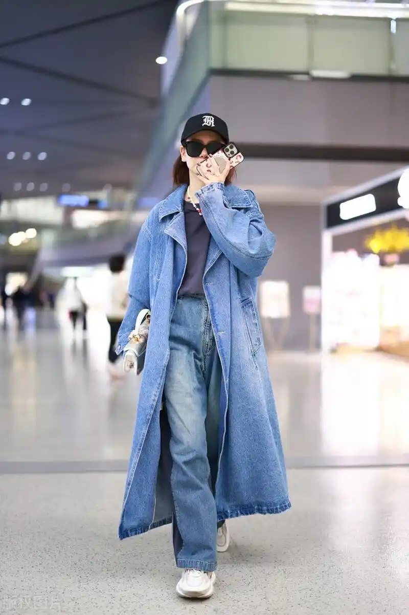 戚薇机场街拍,牛仔风衣外套搭配阔腿牛仔裤,棒球帽帅气十足!