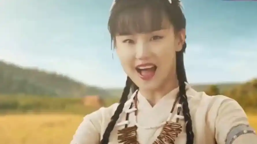 歌曲《世间一粒》,黄龄人美声甜,歌声嘹亮动听