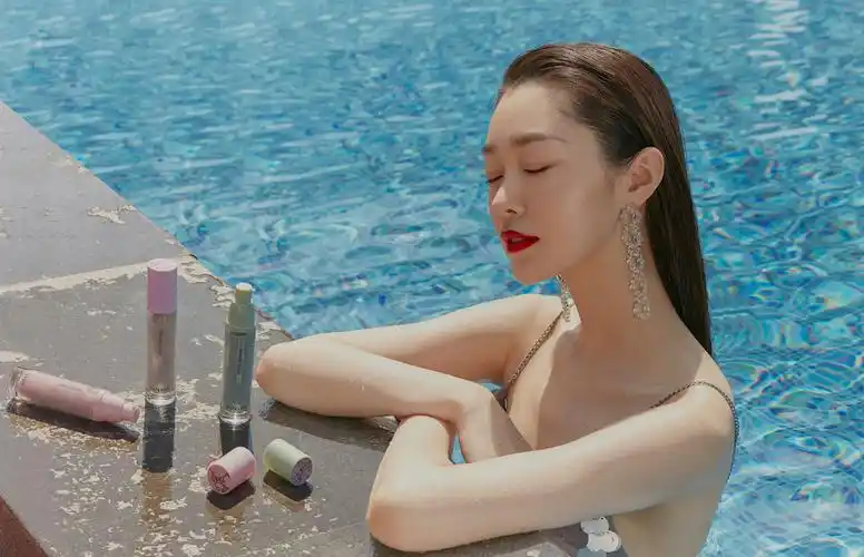 宋轶时尚大片曝光橘子汽水眼影别致清爽