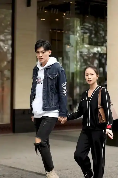 了30cm,男孩简直要比女孩高2个头的感觉,看上去这个男孩子在185cm左右